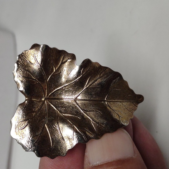 Accessories - Gold toned vintage scarf clip